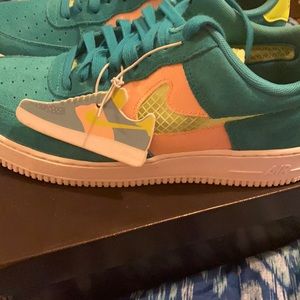 Air Force 1’07 Lv8 men 9.5 women 11